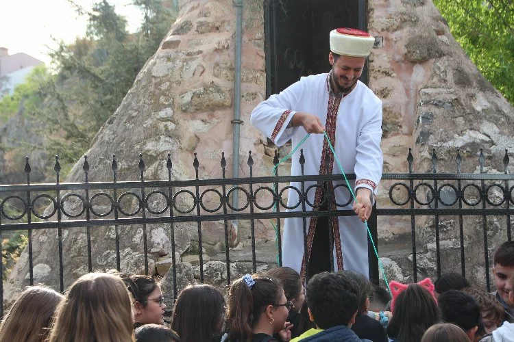 Osmanlı'dan kalan yüzlerce yıllık gelenek: Tarihi camiden çocuklara sepetle şeker sarkıtıldı