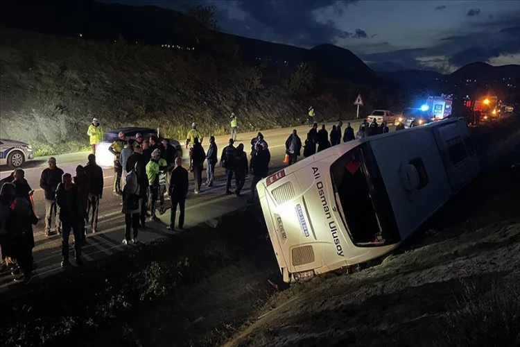 Sinop’ta yolcu otobüsü su kanalına devrildi