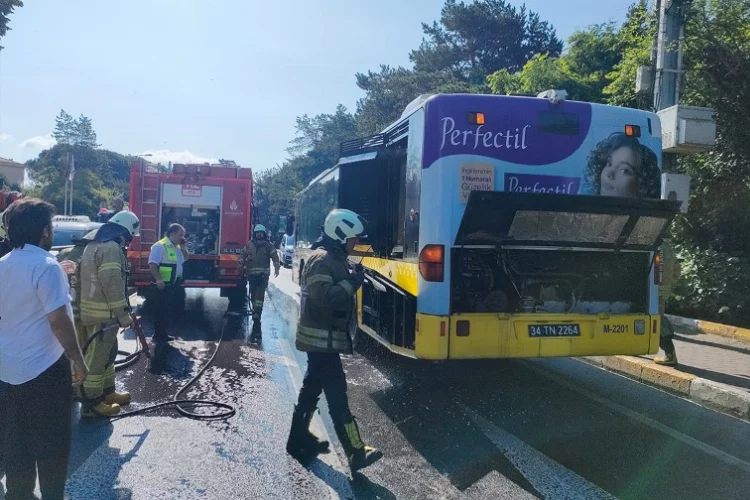 İstanbul’da İETT otobüsünün motor kısmı yandı