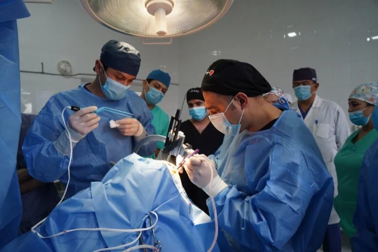 Özbekistan’ın ilk beyin pili ameliyatına Türk doktorların imzası