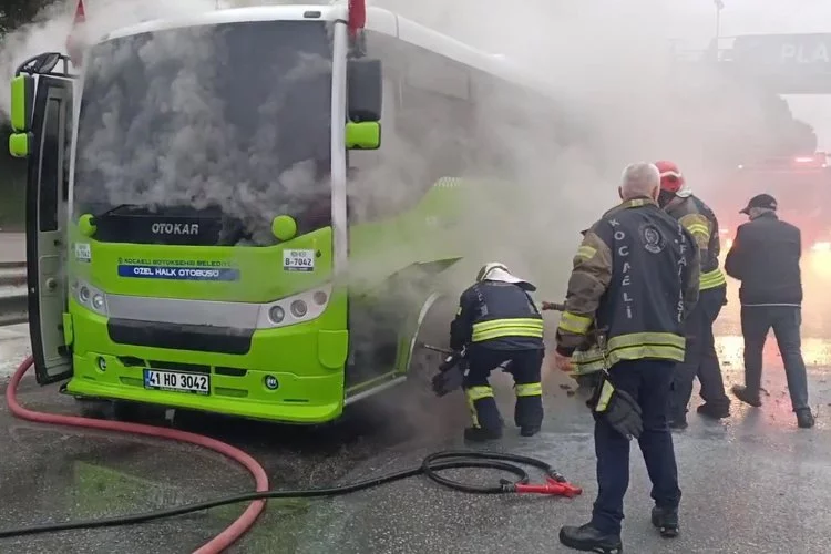 Kocaeli'de özel halk otobüsünden yükselen dumanlar korkuttu
