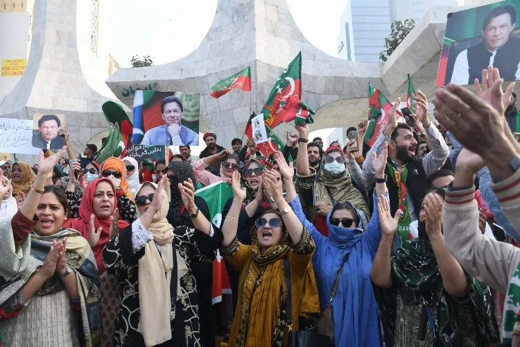 Pakistan’da Imran Khan’ın destekçileri polisle çatıştı