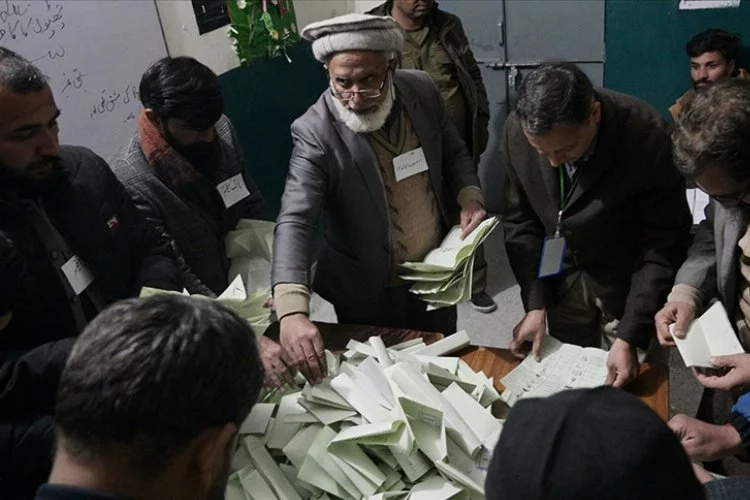 Pakistan'da seçim sonuçları açıklanmaya başladı