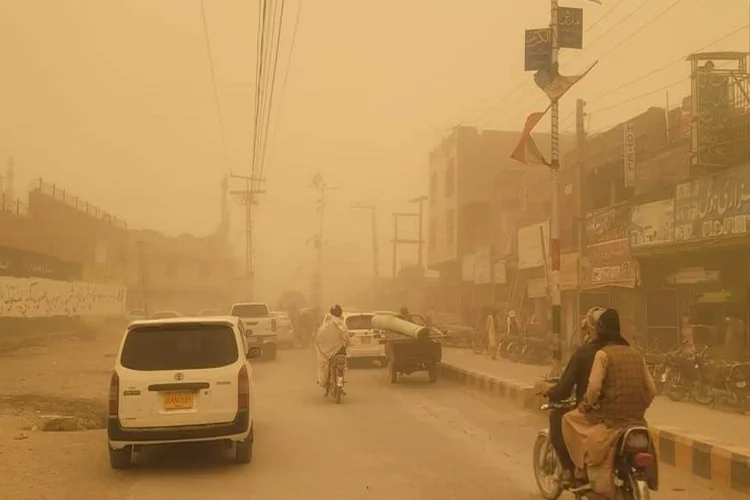 Pakistan’da kum fırtınası: Gökyüzünü turuncuya boyadı