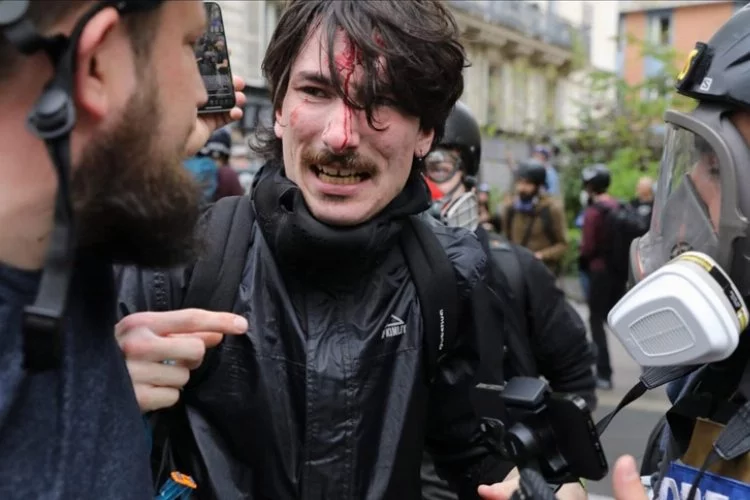 Paris'te 1 Mayıs gösterisinde polisten eylemcilere copla müdahale