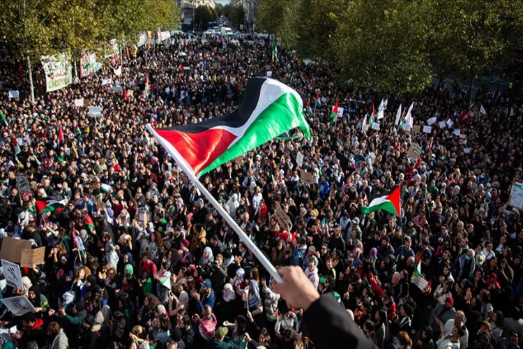 Paris'te on binler İsrail-Filistin çatışmasının sona ermesi çağrısında bulundu