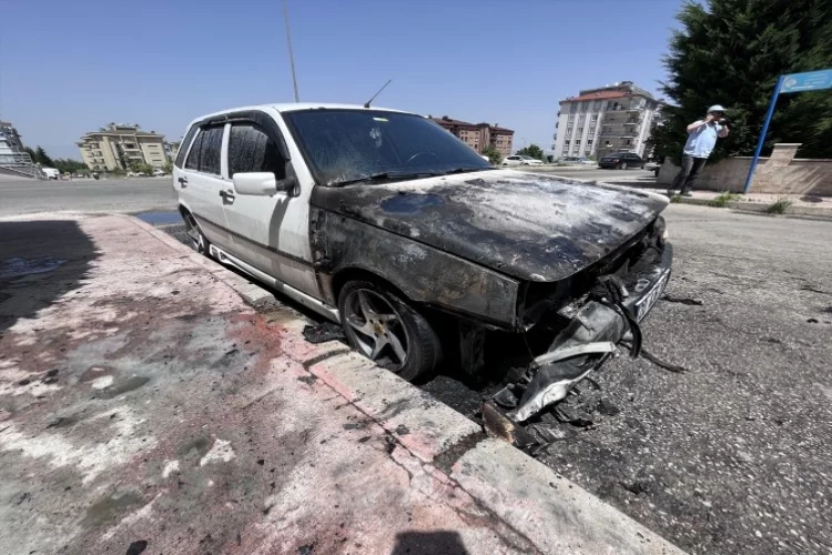 Denizli'de park halindeki otomobil alev alev yandı
