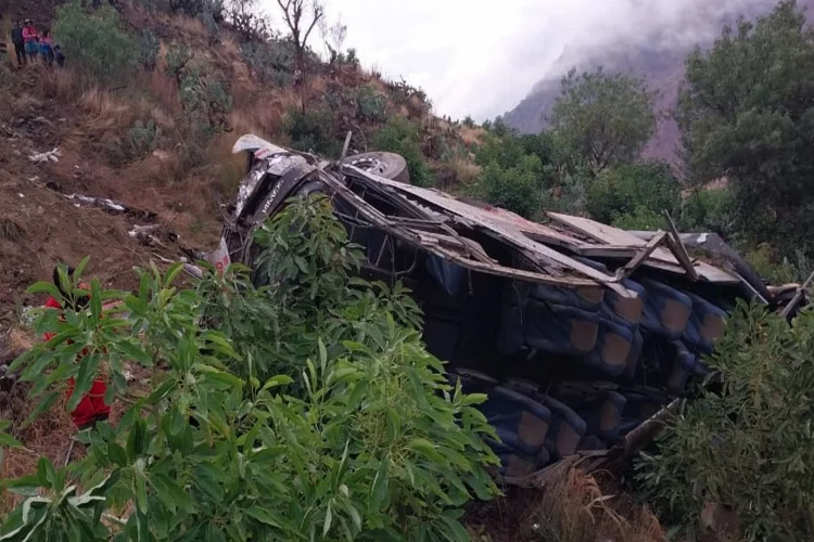 Peru'da otobüs uçuruma yuvarlandı: Çok sayıda ölü ve yaralı var