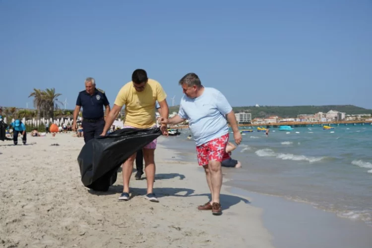 Başkan Oran'dan Ilıca Plajı’nda temizlik mesaisi