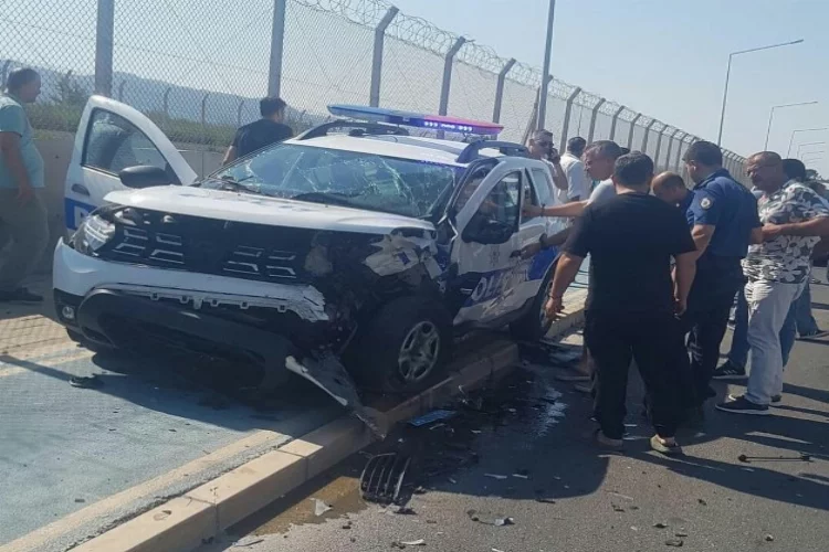 İzmir'de kaza! Otomobil polis aracına çarptı