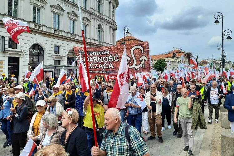 Polonya’da binlerce çiftçiden protesto