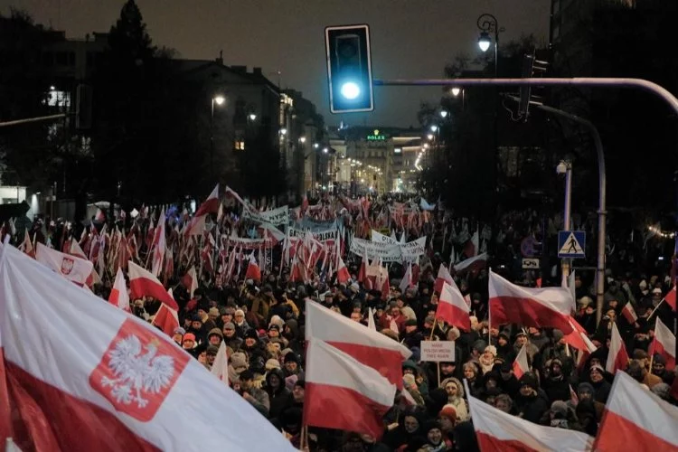 Polonya’da muhalefet sokağa indi