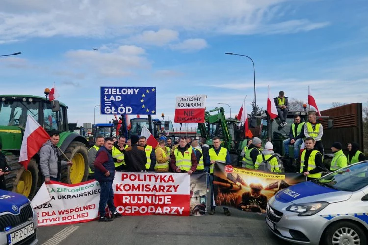 Polonyalı çiftçiler Avrupa Birliği'nin tarım politikalarını protesto etti