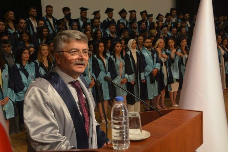 Töreninin açılış konuşmasını gerçekleştiren Prof. Dr. Mehmet Ersan, Başarılı bir akademik yılı geride bıraktıklarını ifade eden Prof. Dr. Ersan, “Dünyayı etkileyen pek çok olumsuzluk ve ülkemizde yaşanan deprem felaketine rağmen, yine sanattan spora tıptan sanayiye, edebiyattan sağlığa birçok alanda önemli başarılara imza attığımız çok verimli bir yılı geride bıraktık. Rektörümüz Prof. Dr. Sayın Necdet Budak’ın, öğrenci odaklılık, eğitim-öğretimde kalite ve araştırma üniversitesi olma hedeflerine ulaşmış, dijitalleşme ve uluslararasılaşma hedeflerine ise emin ve sağlam adımlarla yürümektedir. Üniversitemizin başarısında ve her türlü faaliyetinde emeği ve katkısı olan bütün personelimize şahsım ve Ege Üniversitesi adına bir kez daha teşekkür ediyorum” dedi.