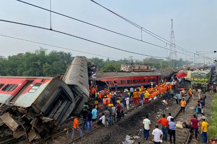 Hindistan'da 3 tren çarpıştı: 288 ölü, 900'den fazla yaralı