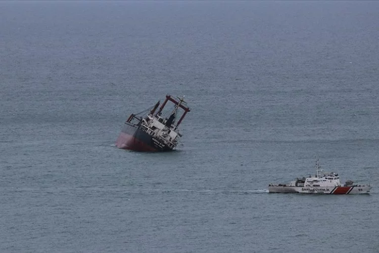 Romanya yan yatan gemi Kastamonu'ya kadar sürüklendi
