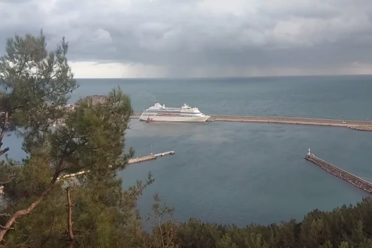Rus turistleri taşıyan gemiye fırtına sürprizi