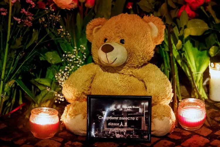 Rusya’daki konser saldırısında ölenler oyuncaklar ve çiçeklerle anılıyor