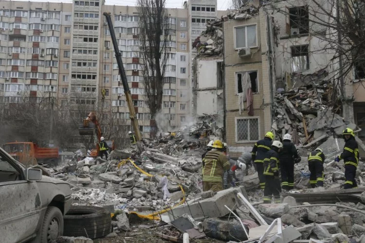 Rusya Odessa'da bir apartmanı hedef aldı: Ölü ve yaralılar var
