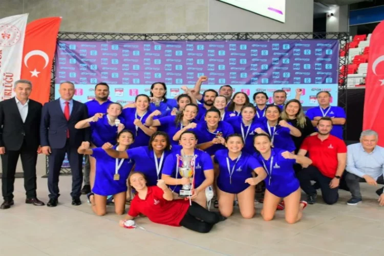 İzmir’in süper kızlarından ikinci kez şampiyonluk