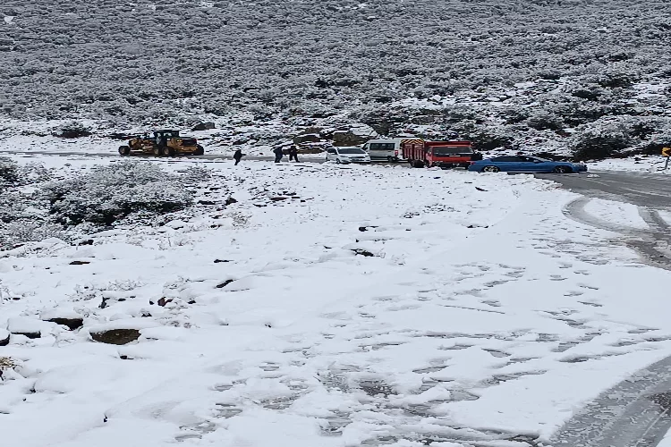 İzmir Büyükşehir Belediyesi ekipleri karda mahsur kalanları kurtardı