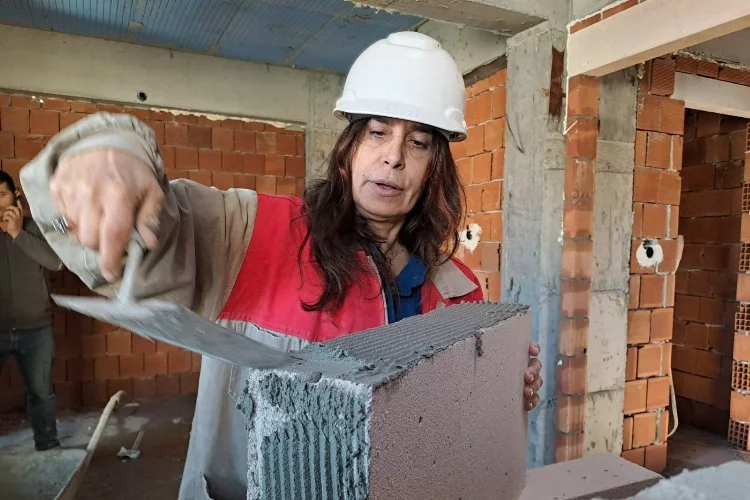 Sakarya'da işçi bulamayan kadın müteahhit, baretini takıp inşaatta çalışıyor
