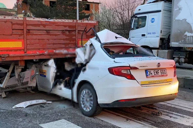 Sakarya'da otomobil tırla çarpıştı: Otomobil sürücüsü kurtarılamadı