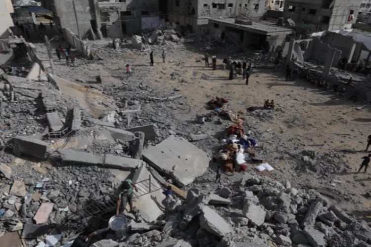 İsrail Gazzelilerin sığındığı okulun yakınına saldırı düzenledi: Çok sayıda ölü var