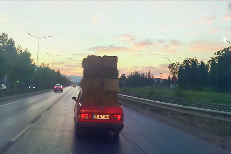 Bursa’da otomobil üzerinde saman balyaları taşıdı
