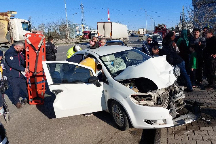 Samsun’da feci kaza: Yoldan çıkan otomobil dehşet saçtı
