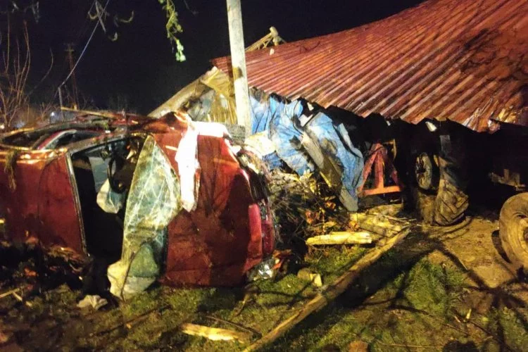 Samsun'da kaza: Otomobil evin bahçesine uçtu