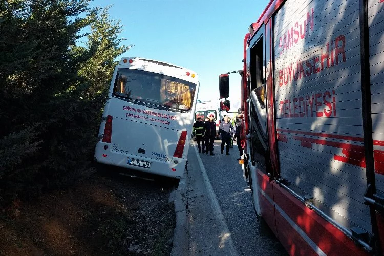 Samsun’da trafik kazası: Lastiği patlayan midibüs refüje çıktı