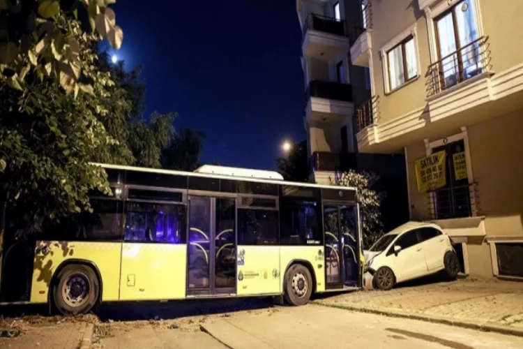 Sancaktepe’de yıkamaya götürülen İETT otobüsü kontrolden çıkarak otomobile çarptı