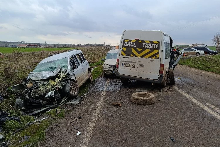 Şanlıurfa’da feci kaza: Yolcu minibüsü ile 2 otomobil çarpıştı