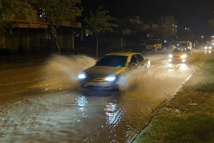 Şanlıurfa ve Osmaniye'de sağanak yağış hayatı olumsuz etkiledi