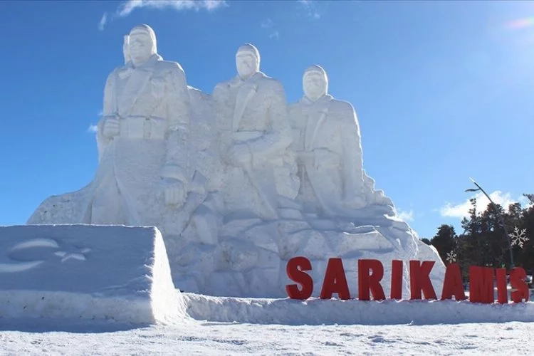 "Sarıkamış şehitleri" anısına yapılan kardan heykeller görenleri hüzünlendiriyor