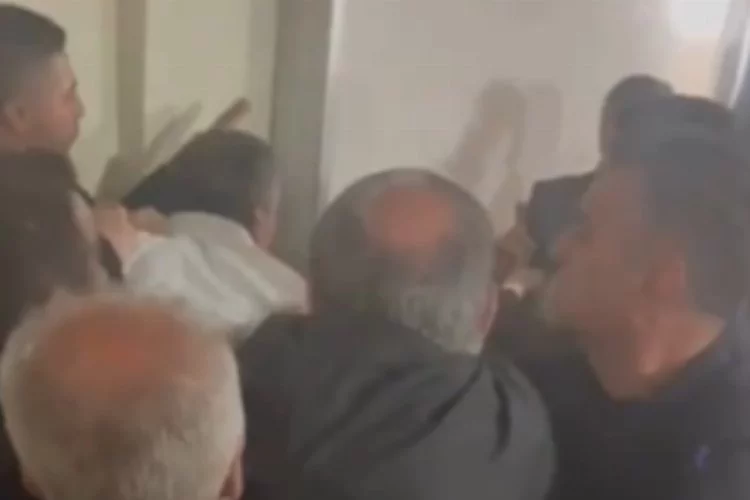 Seçim sabahı Mardin'de kavga: Sandık başında birbirlerine girdiler