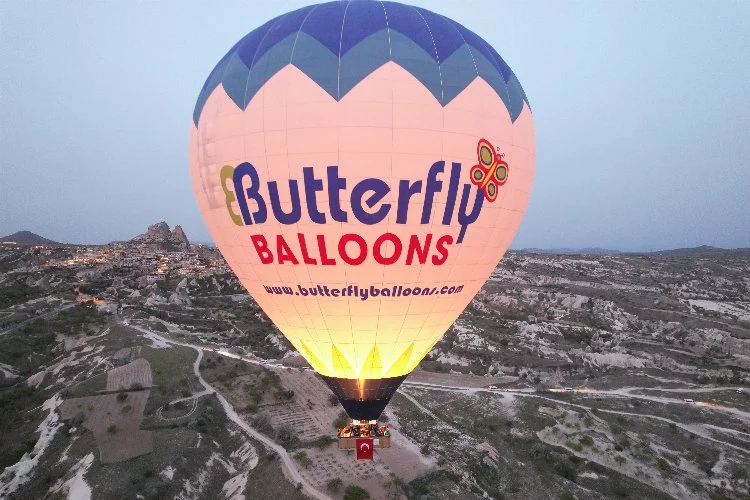 Sıcak hava balonları bu kez 23 Nisan kutlamaları için havalandı