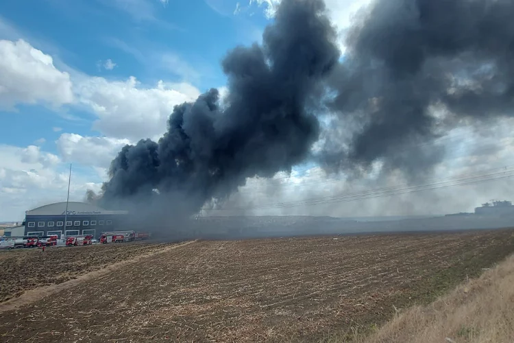 Silivri'de yangın: Alevler fabrikaya sıçradı