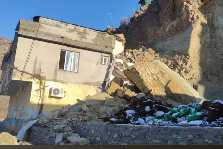 Şırnak'ta yamaçtan kopan kaya parçaları evin üstüne düştü