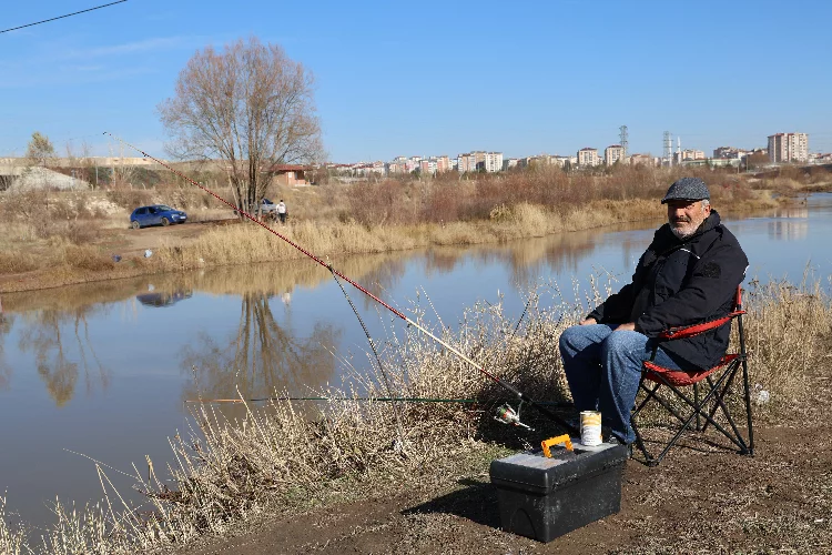 Kızılırmak'ta su seviyesi düştü: Balıkçılar ırmağa koştu
