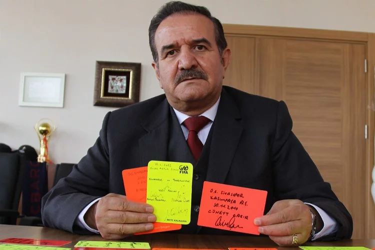 Sivasspor maçlarında görev alan hakemlerin kartlarından koleksiyon yaptı
