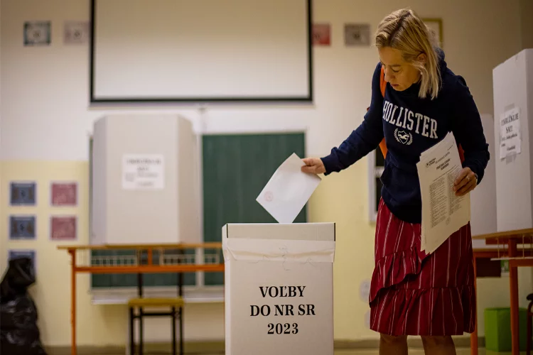 Slovakya erken seçim için sandık başında