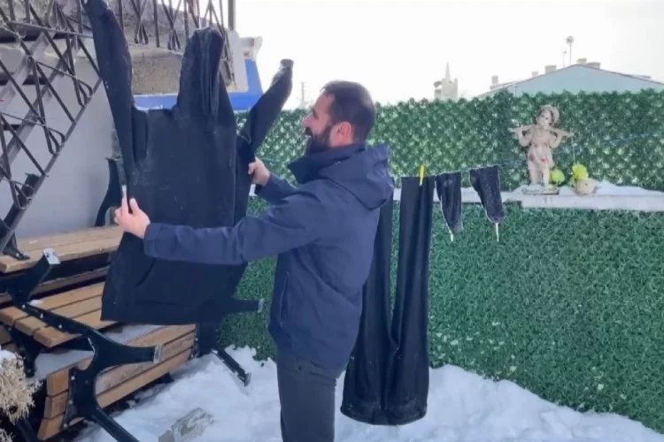 Soğuk hava etkisini artırdı: Dışarı asılan kıyafetler buzla kaplandı