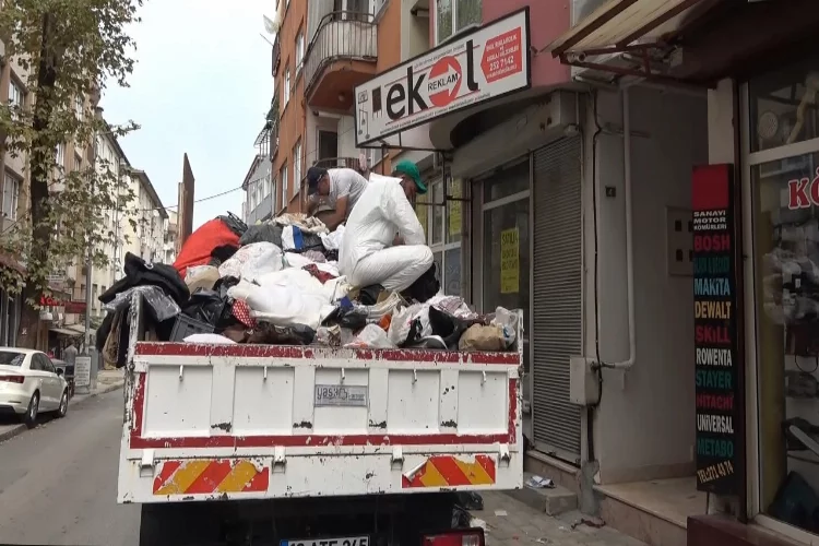 Bursa’da çöp evden 3 kamyon dolusu çöp çıktı