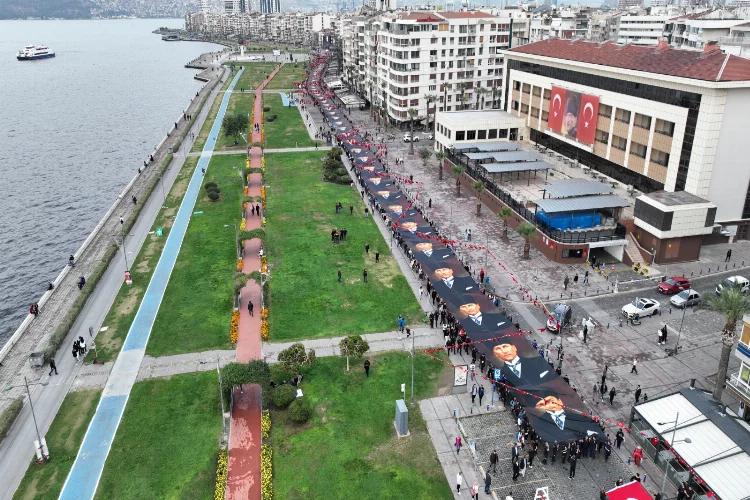 İzmir'de 350 metrelik posterle Ata’ya saygı yürüyüşü
