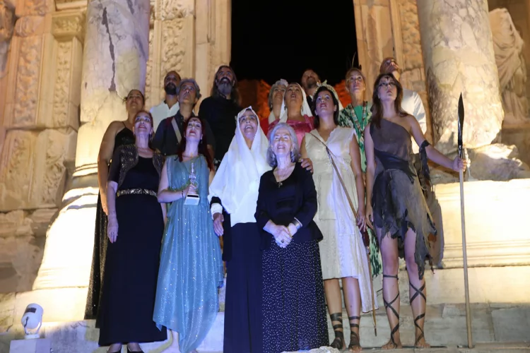 Smyrna’nın Kadınları Celsus Kütüphanesi’nde sahne sldı