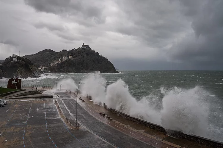İspanya'da şiddetli rüzgar devirdi