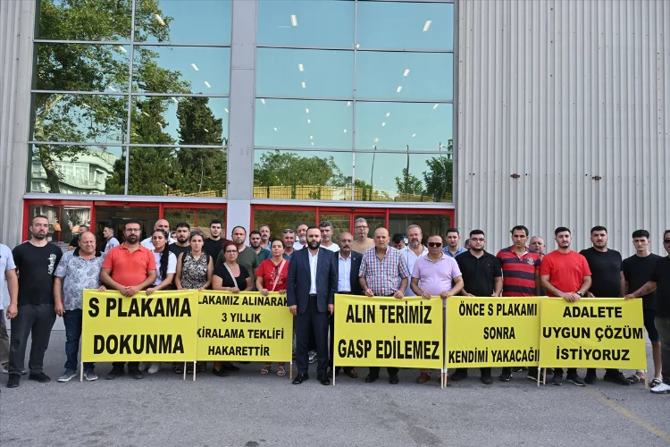 İzmir'de "S Plaka" ihalesi mağduru olduğunu iddia eden gruptan basın açıklaması