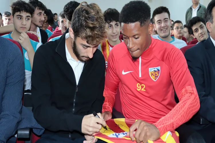 Kayserisporlu futbolcular öğrencilerle buluştu forma imzaladı
